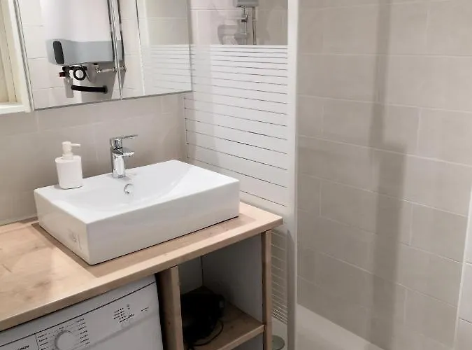 Deux Pièces Climatisé Avec Balcon Vieil *